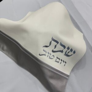 כיסוי חלה דמוי עור הבלטה "שבת ויום טוב" לבן